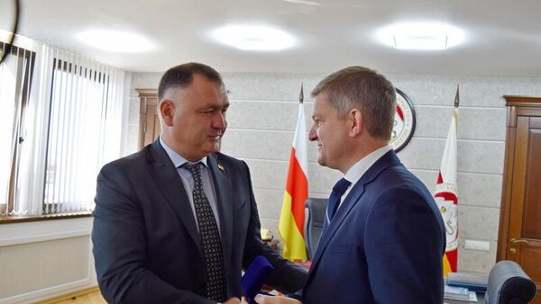 Президент Южной Осетии Алан Гаглоев и генеральный директор Президентского фонда культурных инициатив Роман Карманов - Sputnik Южная Осетия