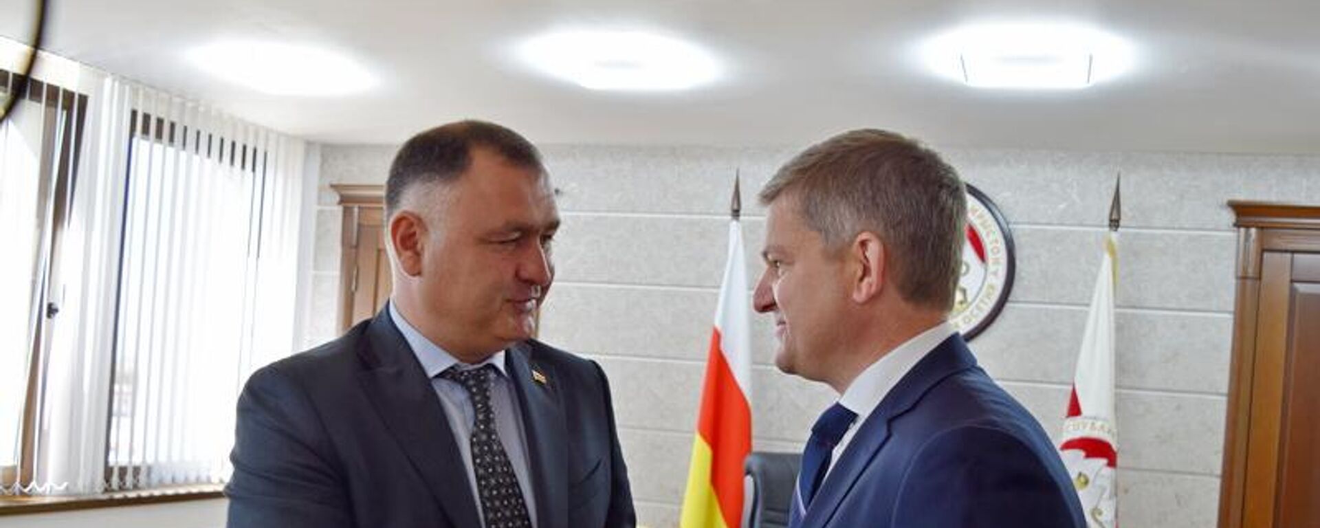 Президент Южной Осетии Алан Гаглоев и генеральный директор Президентского фонда культурных инициатив Роман Карманов - Sputnik Южная Осетия, 1920, 23.09.2025