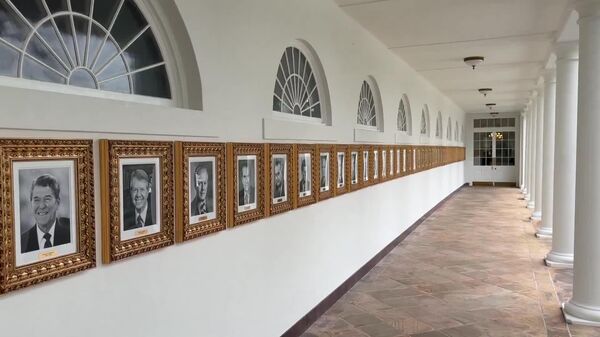 Трамп заменил портрет Байдена на президентской аллее славы в Белом Доме на фото устройства, которое автоматически ставит подпись Байдена - Sputnik Южная Осетия