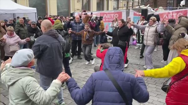 Обстановка возле посольства Молдовы в Москве: люди продолжают активно идти голосовать на парламентских выборах - Sputnik Южная Осетия