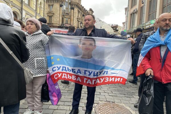 Обстановка возле посольства Молдовы в Москве: люди продолжают активно идти голосовать на парламентских выборах - Sputnik Южная Осетия