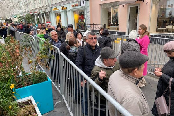 Обстановка возле посольства Молдовы в Москве: люди продолжают активно идти голосовать на парламентских выборах - Sputnik Южная Осетия