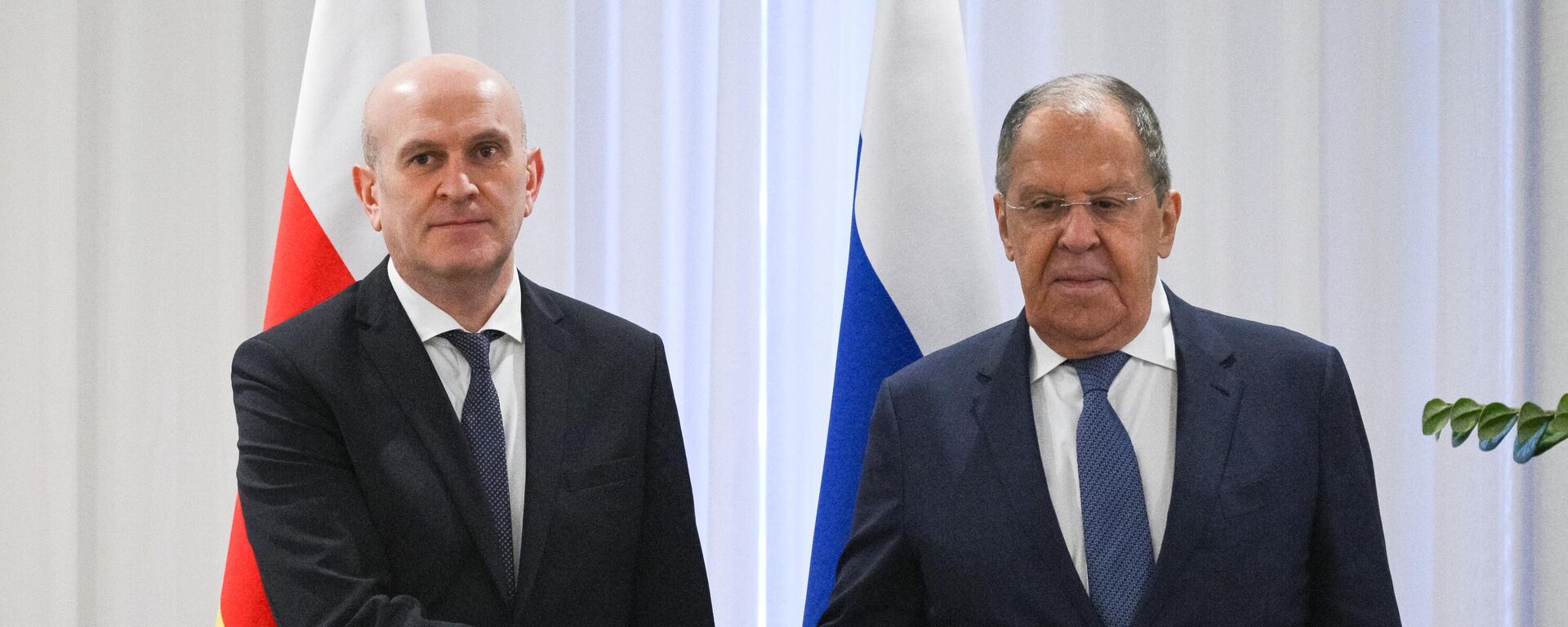 Министр иностранных дел РФ Сергей Лавров (справа) и министр иностранных дел Южной Осетии Ахсар Джиоев во время встречи в Сочи - Sputnik Южная Осетия, 1920, 01.10.2025