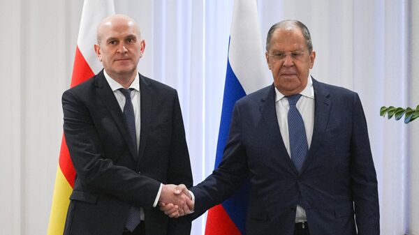 Министр иностранных дел РФ Сергей Лавров (справа) и министр иностранных дел Южной Осетии Ахсар Джиоев во время встречи в Сочи - Sputnik Южная Осетия