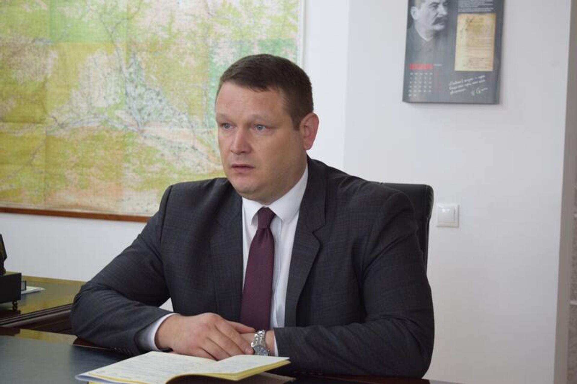 Министр образования и науки Аслан Лолаев на встрече с президентлм Аланом Гаглоевым Министр образования и науки Аслан Лолаев на встрече с президентлм Аланом Гаглоевым - Sputnik Южная Осетия, 1920, 02.10.2025