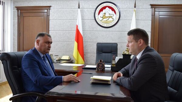 Встреча президента РЮО Алана Гаглоева с министром образования и науки Асланом Лолаевым - Sputnik Южная Осетия