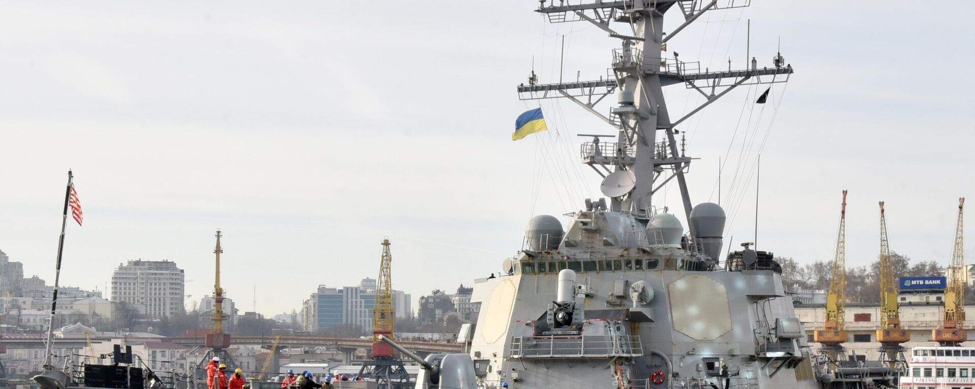 Ракетный эсминец  США Дональд Кук, вооружен крылатыми ракетами Томагавк - на борту корабля располагается от 56 до 96 ракет этого типа, которые могут нести ядерные заряды. Архивное фото - Sputnik Южная Осетия, 1920, 04.10.2025