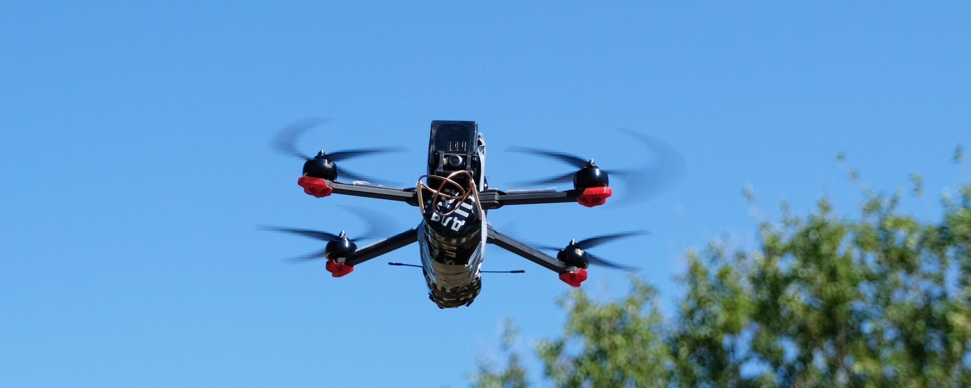 Боевая работа расчета FPV-дронов в зоне СВО. Архивное фото  - Sputnik Южная Осетия, 1920, 18.10.2025