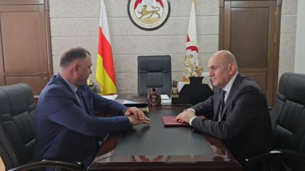 Президент Алан Гаглоев провел рабочую встречу с Ахсаром Джиоевым, возглавляющим МИД РЮО - Sputnik Южная Осетия