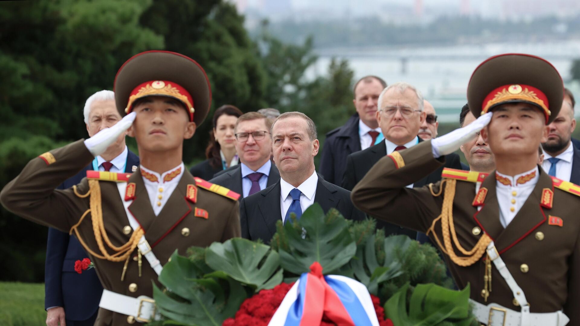 Дмитрий Медведев на церемонии возложения венка к монументу Освобождения в Пхеньяне Дмитрий Медведев на церемонии возложения венка к монументу Освобождения в Пхеньяне - Sputnik Южная Осетия, 1920, 09.10.2025