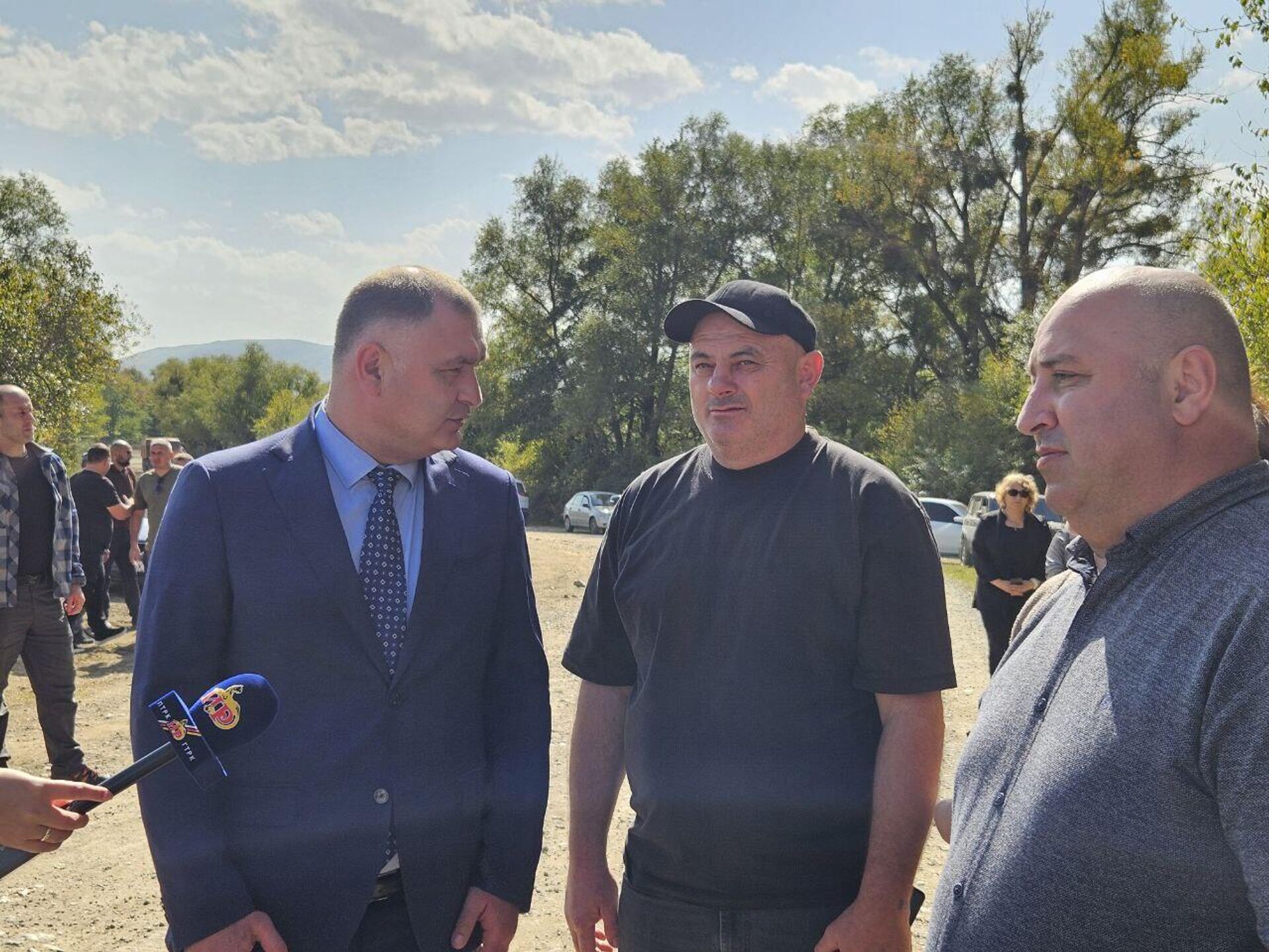 Президент Южной Осетии Алан Гаглоев проинспектировал строительство дороги к селу Корнис Президент Южной Осетии Алан Гаглоев проинспектировал строительство дороги к селу Корнис - Sputnik Южная Осетия, 1920, 09.10.2025