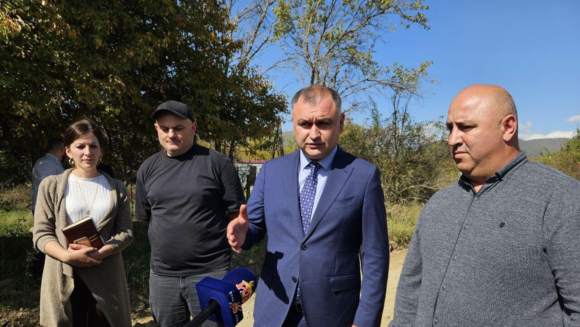 Президент Южной Осетии Алан Гаглоев проинспектировал строительство дороги к селу Корнис Президент Южной Осетии Алан Гаглоев проинспектировал строительство дороги к селу Корнис - Sputnik Южная Осетия, 1920, 09.10.2025