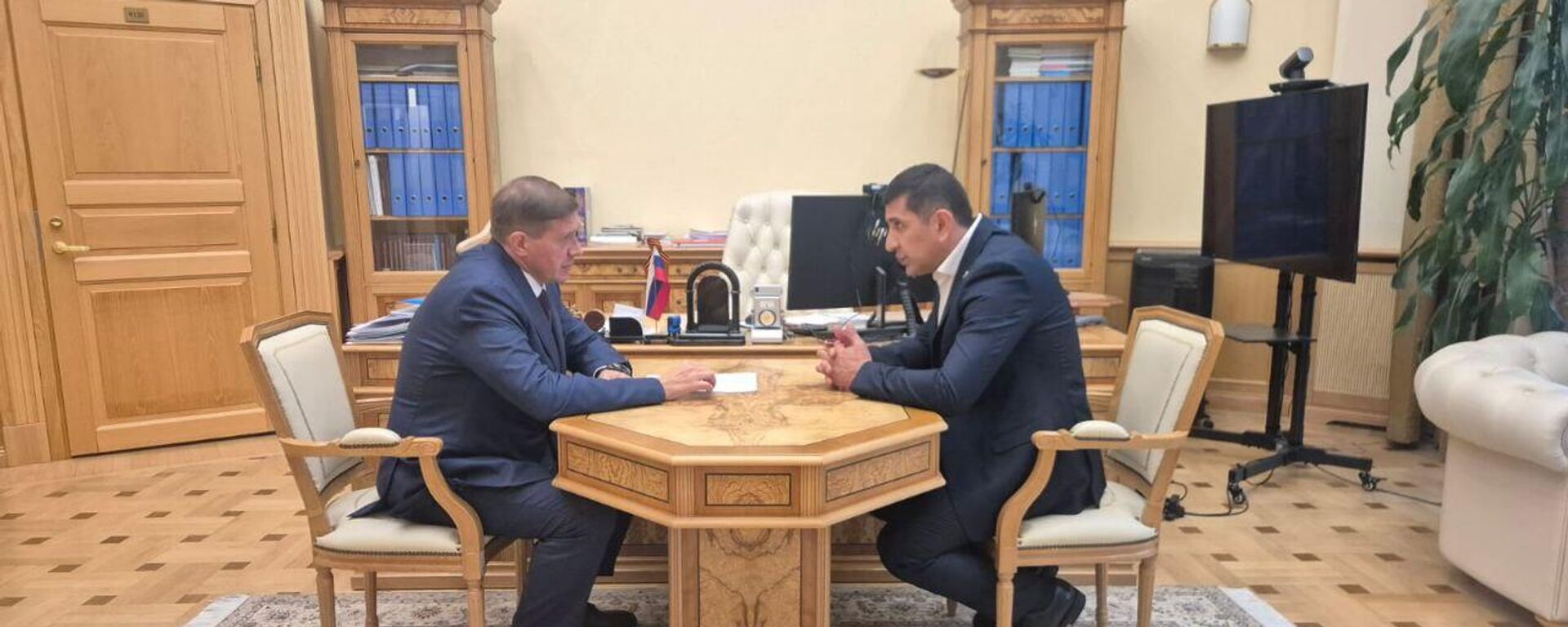 Встреча председателя Национального банка РЮО Сослана Бекоева и зампредседателя Банка России Сергея Белова - Sputnik Южная Осетия, 1920, 09.10.2025
