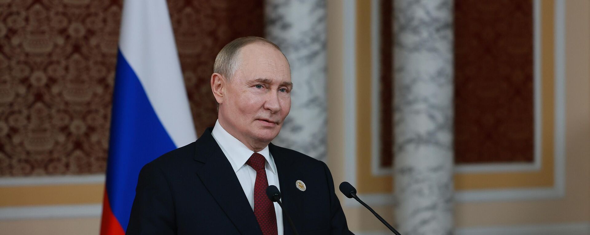 Президент России Владимир Путин выступает перед представителями СМИ - Sputnik Южная Осетия, 1920, 10.10.2025