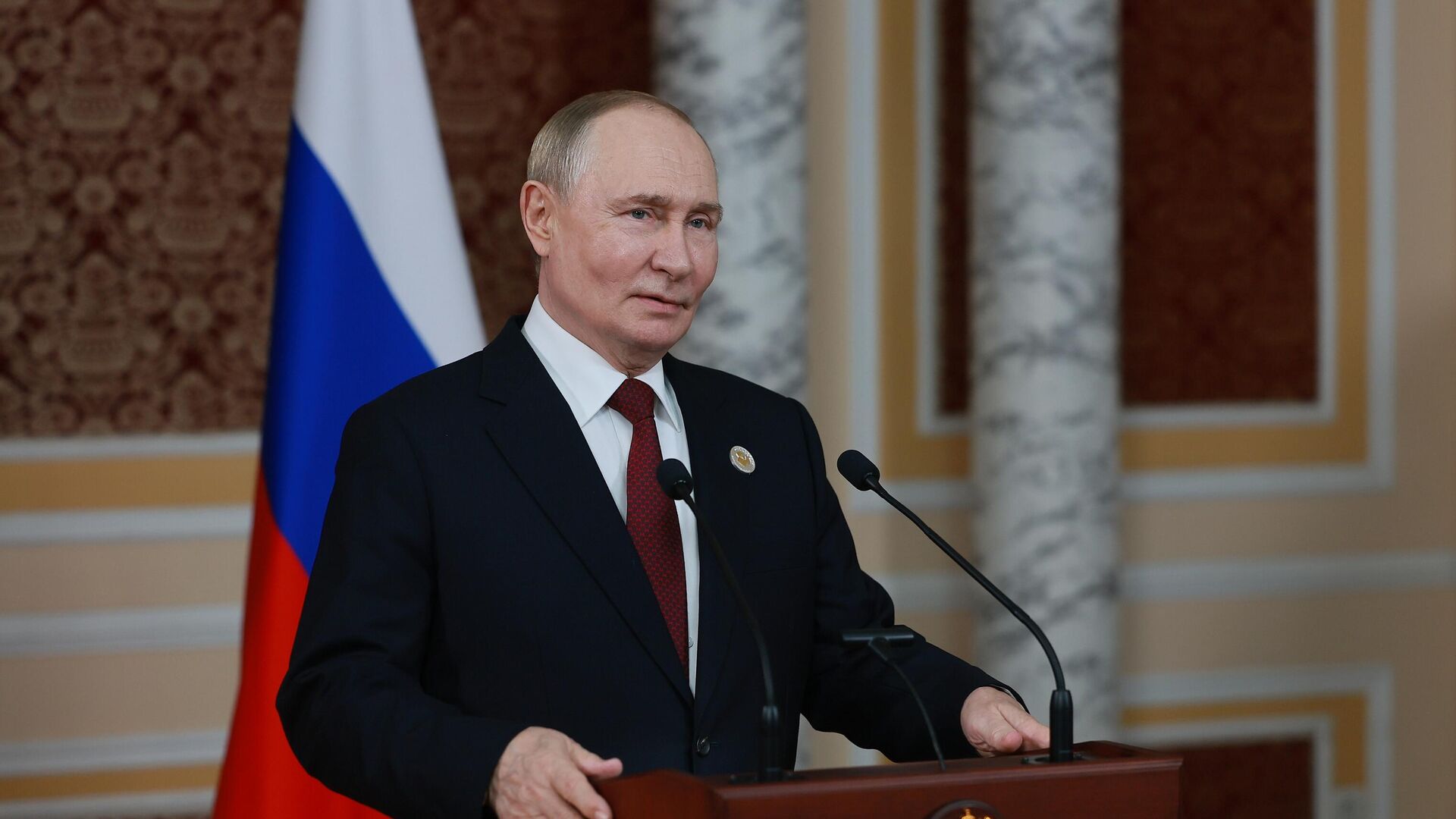 Президент России Владимир Путин выступает перед представителями СМИ - Sputnik Южная Осетия, 1920, 10.10.2025