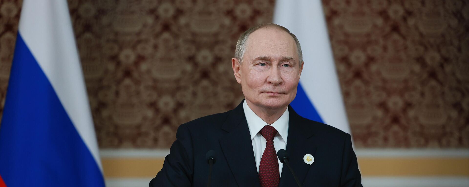 Президент России Владимир Путин выступает перед представителями СМИ - Sputnik Южная Осетия, 1920, 10.10.2025