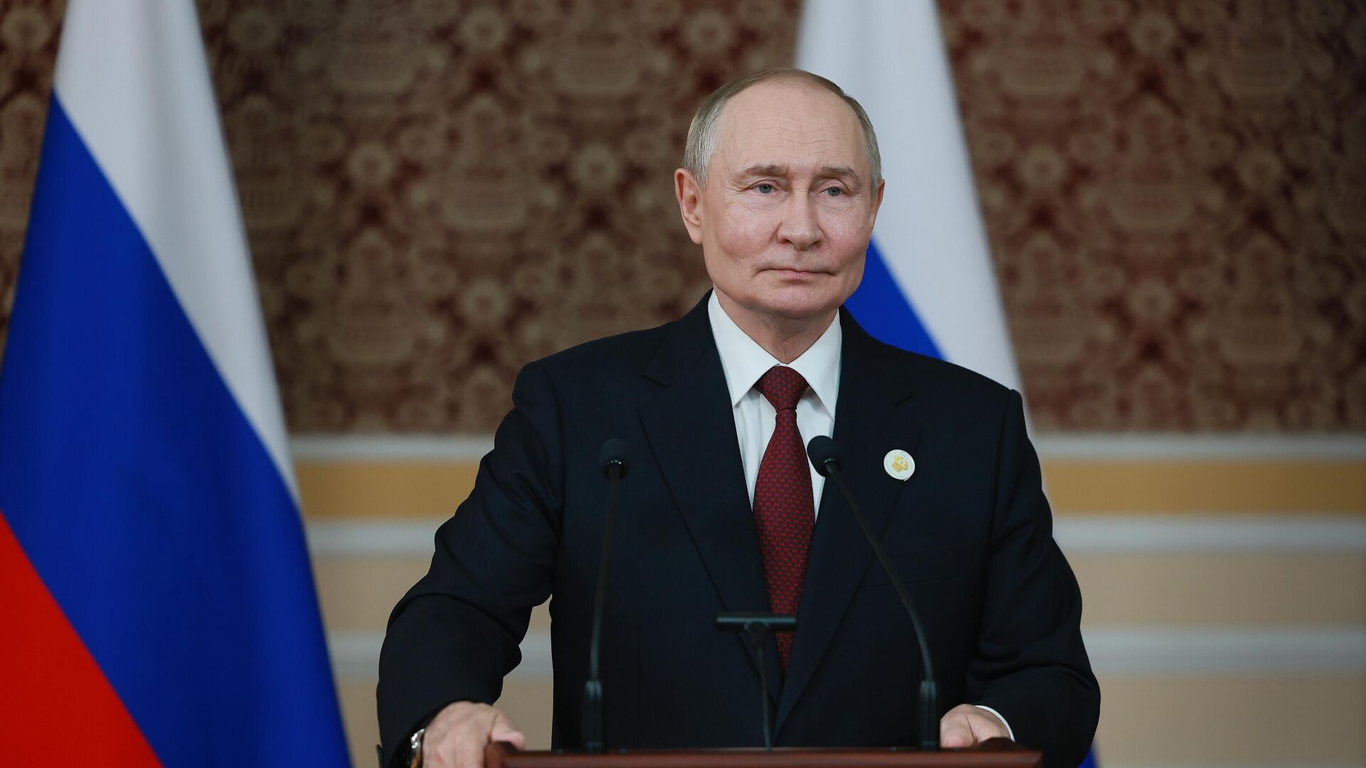Президент России Владимир Путин выступает перед представителями СМИ - Sputnik Южная Осетия, 1920, 10.10.2025