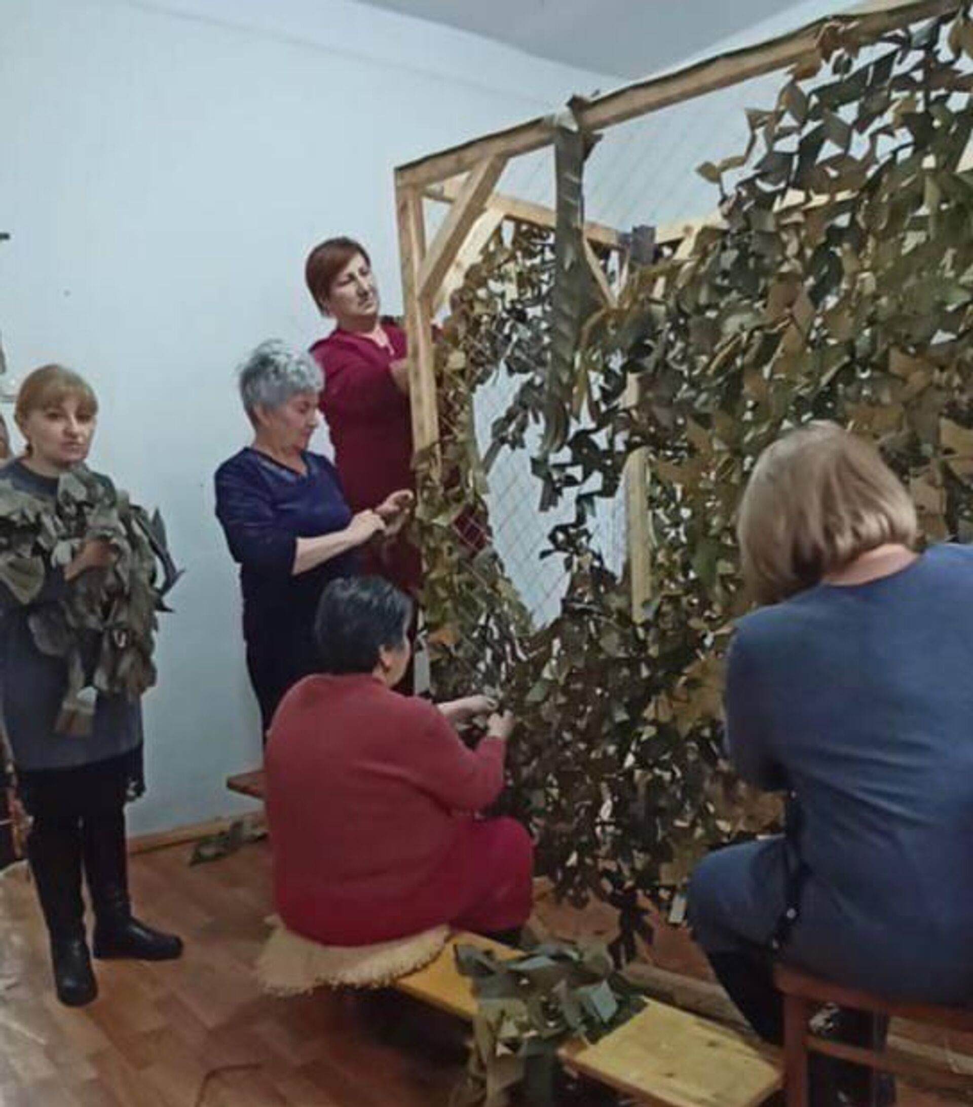 Жительницы селения Црау за плетением маскировочных сетей - Sputnik Южная Осетия, 1920, 11.10.2025