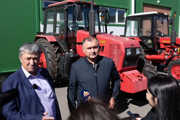 Президент осмотрел новую сельхозтехнику, поступившую для аграрного сектора Президент осмотрел новую сельхозтехнику, поступившую для аграрного сектора - Sputnik Южная Осетия
