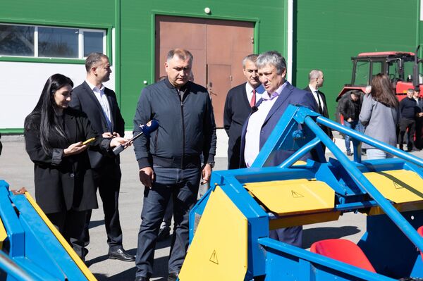 Президент осмотрел новую сельхозтехнику, поступившую для аграрного сектора Президент осмотрел новую сельхозтехнику, поступившую для аграрного сектора - Sputnik Южная Осетия