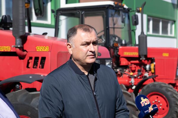 Президент осмотрел новую сельхозтехнику, поступившую для аграрного сектора Президент осмотрел новую сельхозтехнику, поступившую для аграрного сектора - Sputnik Южная Осетия