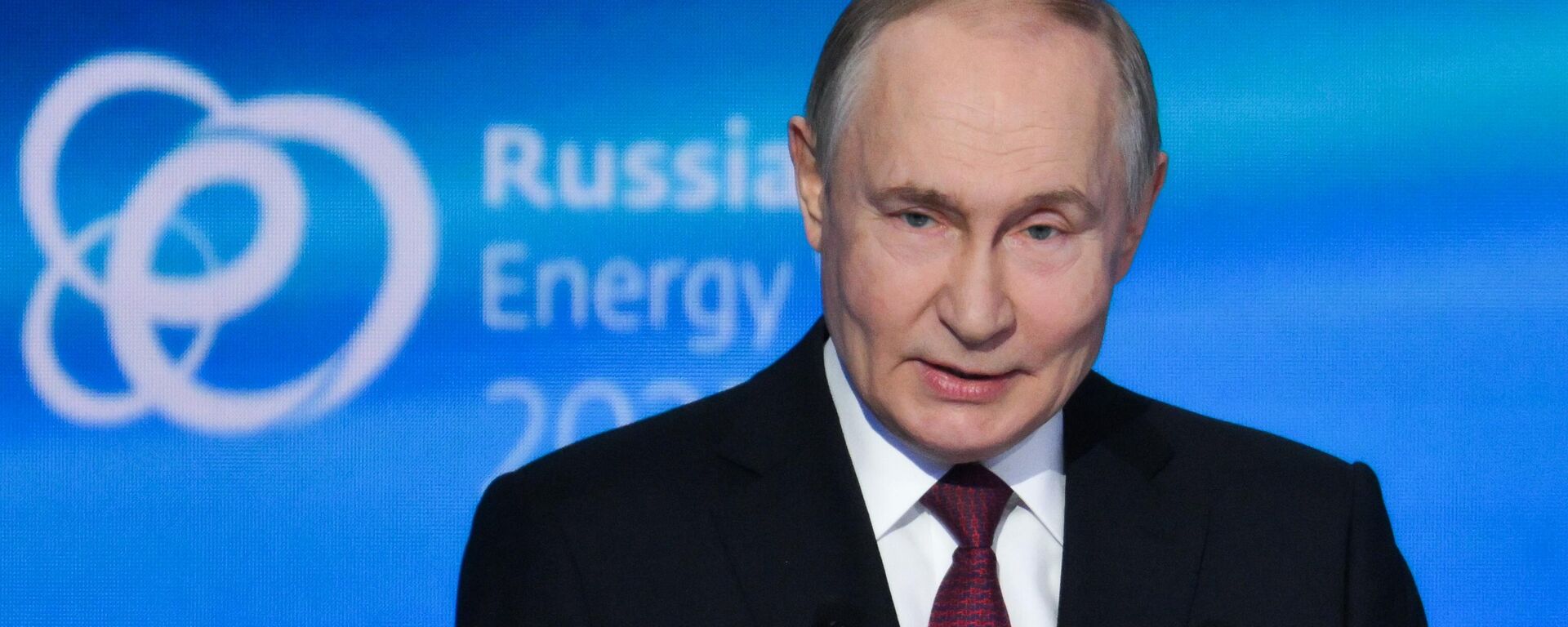 Владимир Путин выступает на пленарном заседании форума Российская энергетическая неделя - Sputnik Южная Осетия, 1920, 17.10.2025