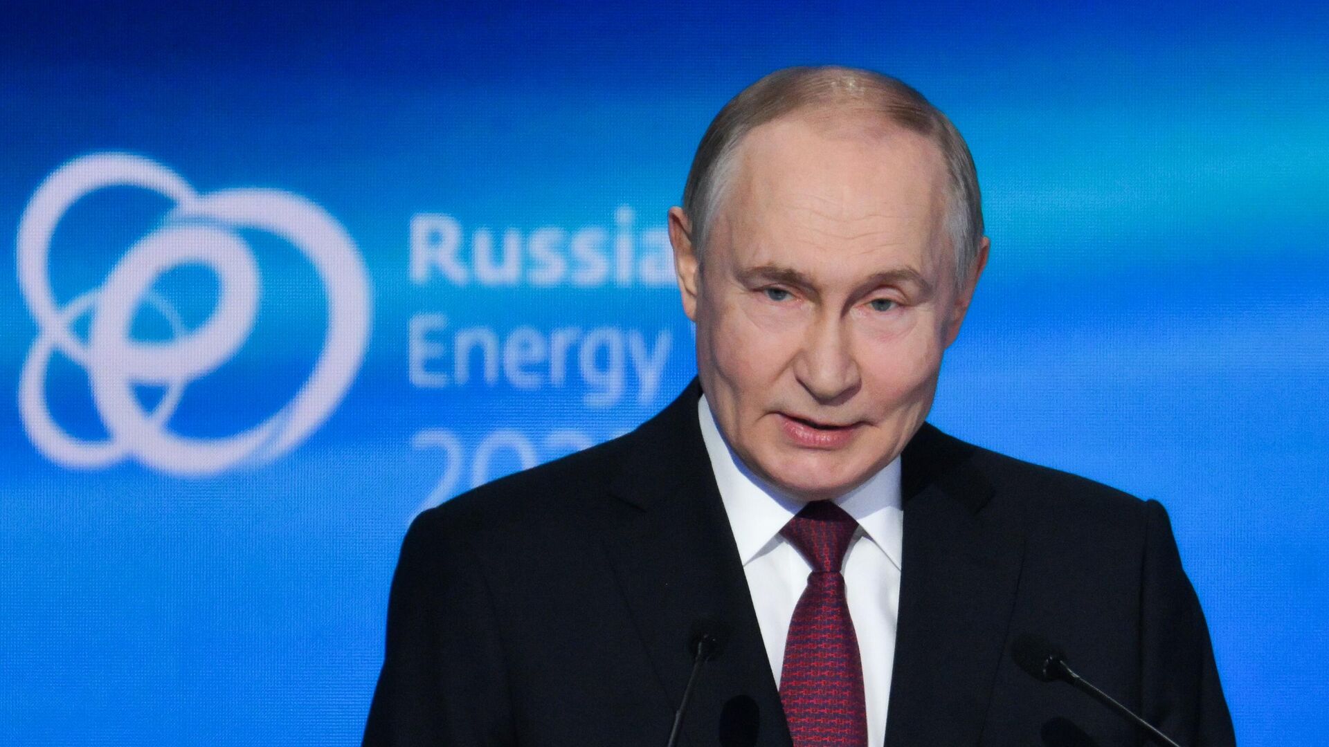 Владимир Путин выступает на пленарном заседании форума Российская энергетическая неделя Владимир Путин выступает на пленарном заседании форума Российская энергетическая неделя - Sputnik Южная Осетия, 1920, 16.10.2025
