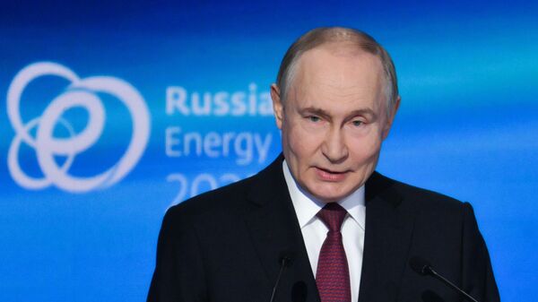 Владимир Путин выступает на пленарном заседании форума Российская энергетическая неделя - Sputnik Южная Осетия