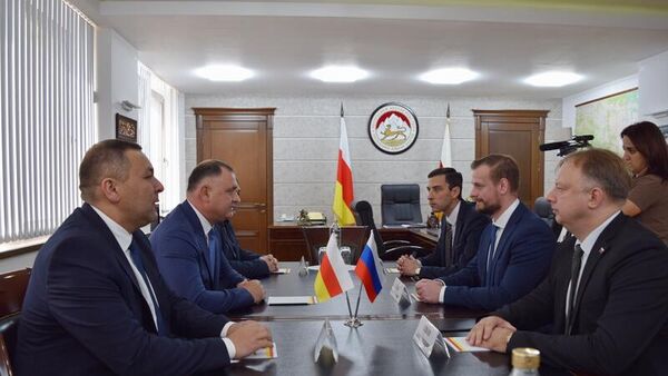 Встреча президента Алана Гаглоева с делегацией Российского общества  Знание - Sputnik Южная Осетия