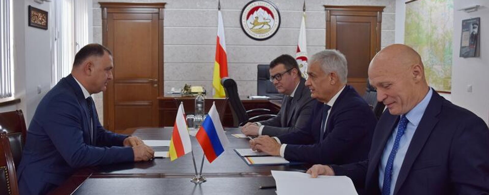 Алан Гаглоев встретился с замминистра экономического развития России Сергеем Назаровым - Sputnik Южная Осетия, 1920, 17.10.2025