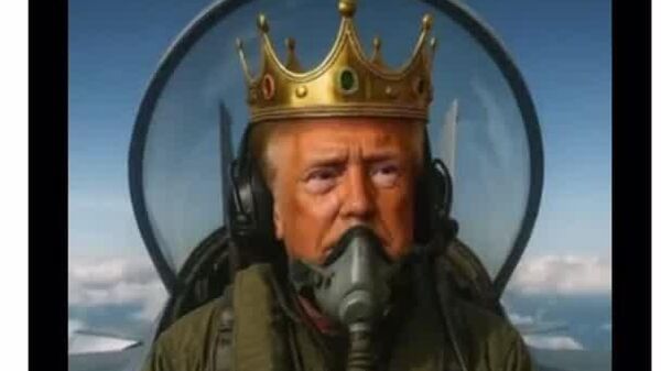Решение всех проблем: Трамп опубликовал ИИ-ролик, на котором обливает грязью протестующих с истребителя - Sputnik Южная Осетия