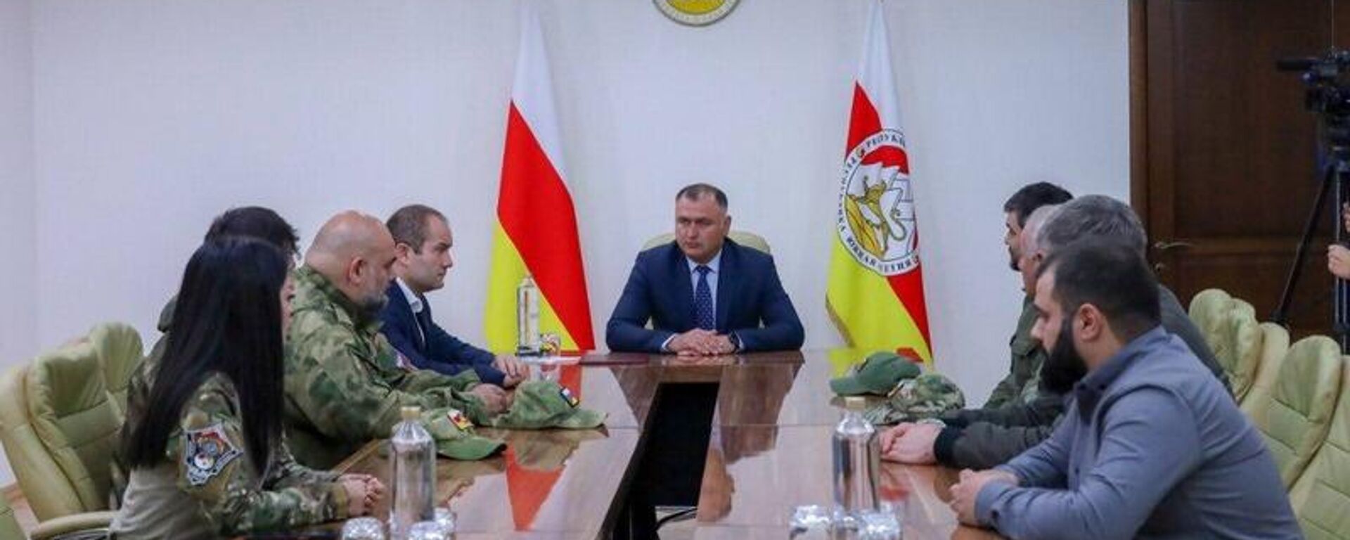 Президент Южной Осетии Алан Гаглоев вручил госнаграды участникам СВО - Sputnik Южная Осетия, 1920, 21.10.2025