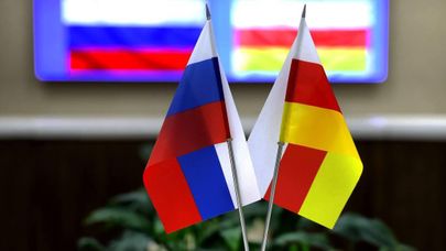 Флаги России и Южной Осетии