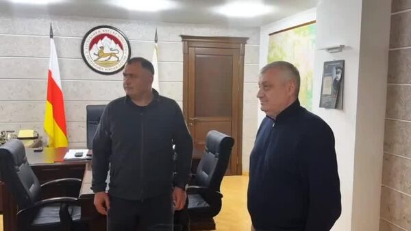 Президент Алан Гаглоев встретился с экс-президентом Южной Осетии Эдуардом Кокойты - Sputnik Южная Осетия