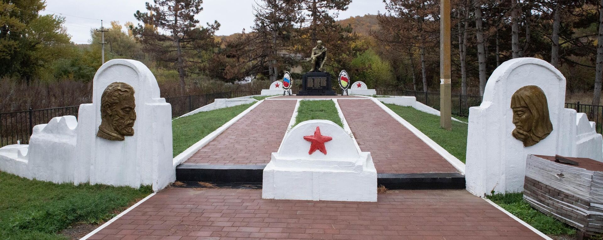В селе Аунеу Знаурского района восстановлен мемориал ВОВ - Sputnik Южная Осетия, 1920, 24.10.2025