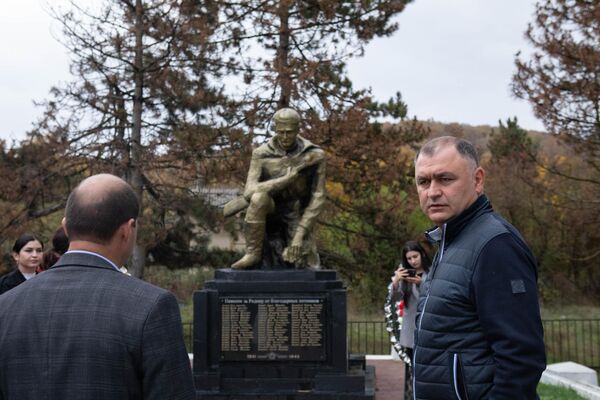 В селе Аунеу Знаурского района восстановлен мемориал ВОВ В селе Аунеу Знаурского района восстановлен мемориал ВОВ - Sputnik Южная Осетия
