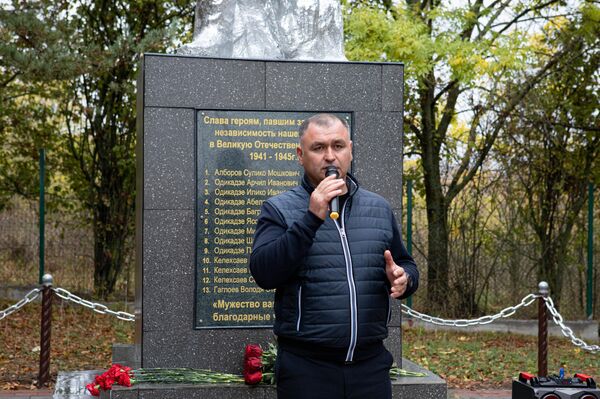 Восстановленный памятник героям войны открыт в селе Циндар Восстановленный памятник героям войны открыт в селе Циндар - Sputnik Южная Осетия