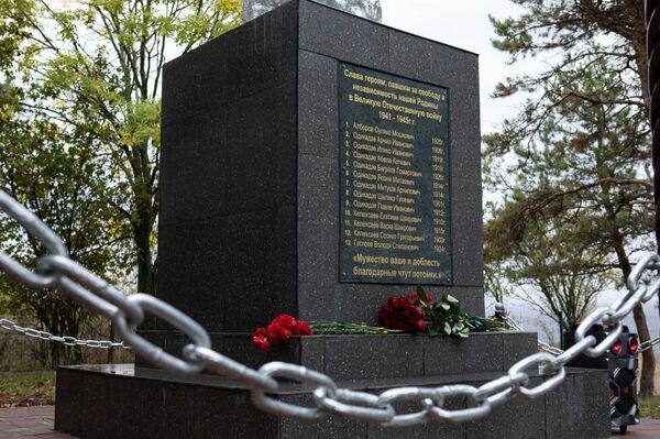 Восстановленный памятник героям войны открыт в селе Циндар Восстановленный памятник героям войны открыт в селе Циндар - Sputnik Южная Осетия