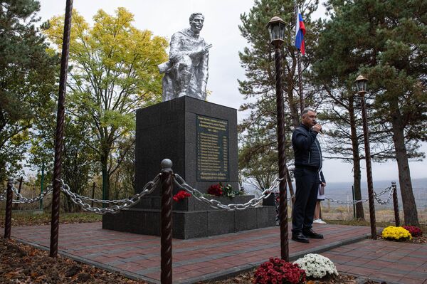 Восстановленный памятник героям войны открыт в селе Циндар Восстановленный памятник героям войны открыт в селе Циндар - Sputnik Южная Осетия