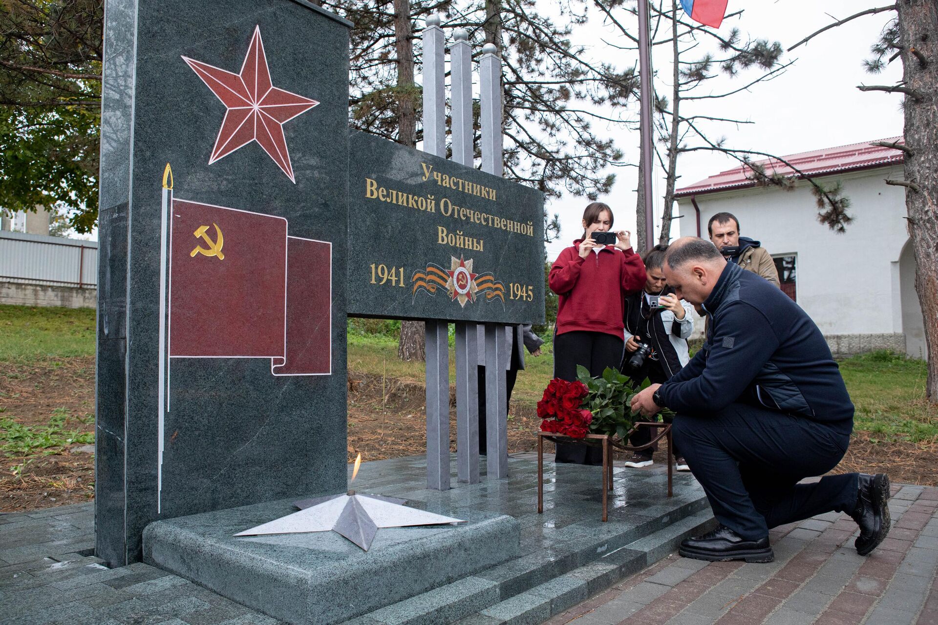 Торжественное открытие аллеи и мемориала, посвященных участникам Великой Отечественной войны, в поселке Знаур. - Sputnik Южная Осетия, 1920, 25.10.2025