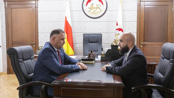 Встреча президента Алана Гаглоева и главы минздрава Сослана Наниева - Sputnik Южная Осетия