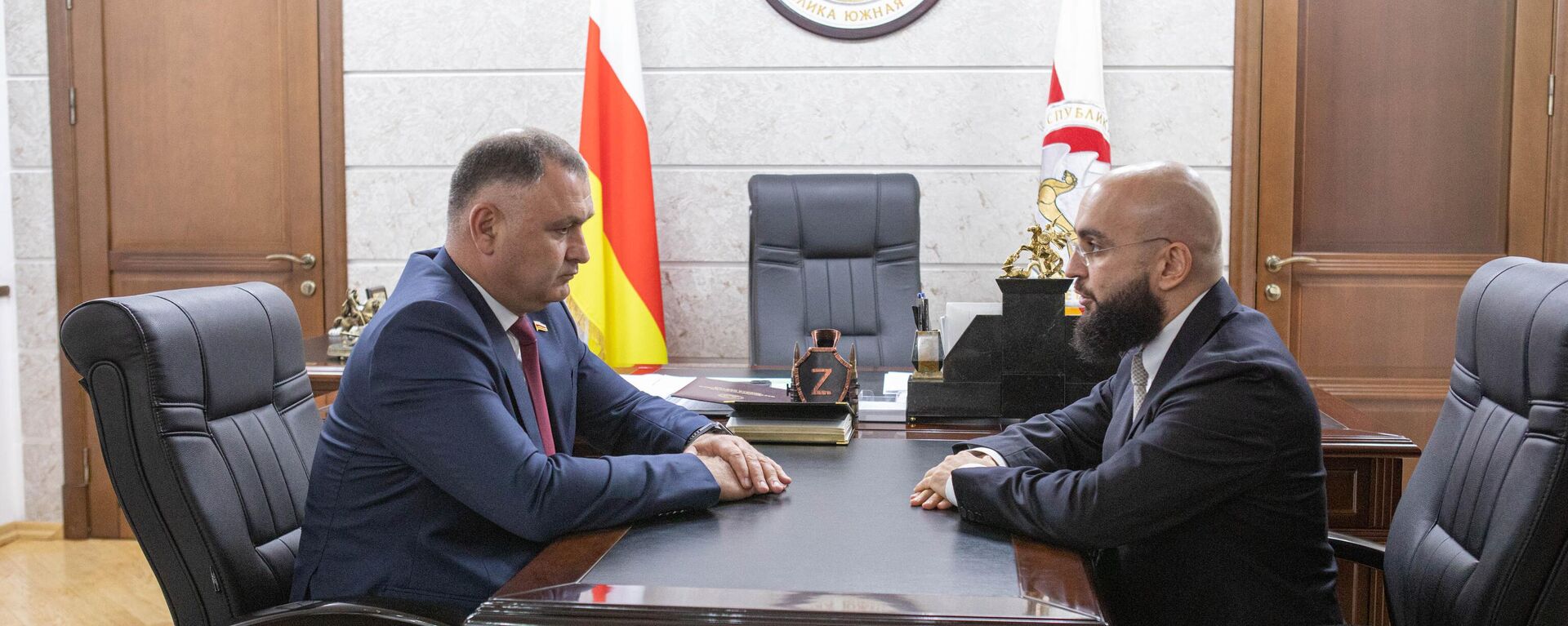 Встреча президента Алана Гаглоева и главы минздрава Сослана Наниева - Sputnik Южная Осетия, 1920, 05.11.2025