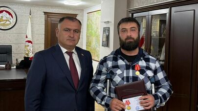 Президент Южной Осетии Алан Гаглоев наградил бойца СВО Сослана Плиева медалью "Защитнику Отечества"