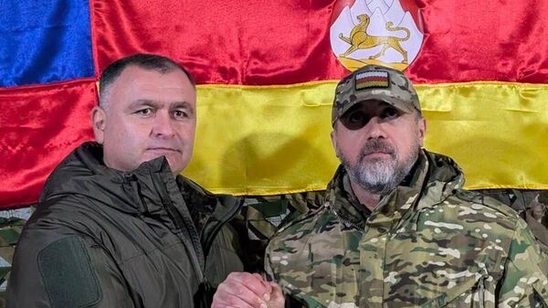 Президент Алан Гаглоев и командир отряда Алания Руслан Остаев  - Sputnik Южная Осетия