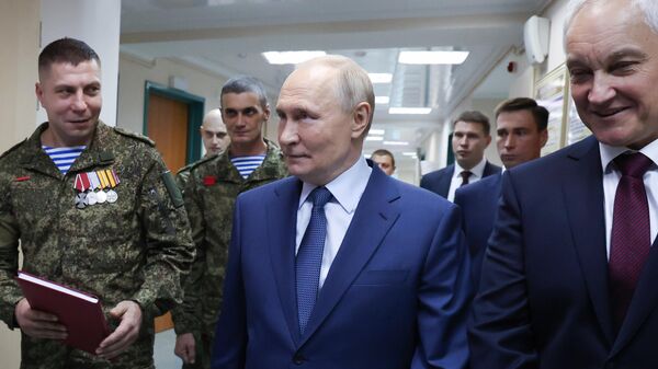 Президент Владимир Путин посетил военный госпиталь имени Мандрыка - Sputnik Южная Осетия