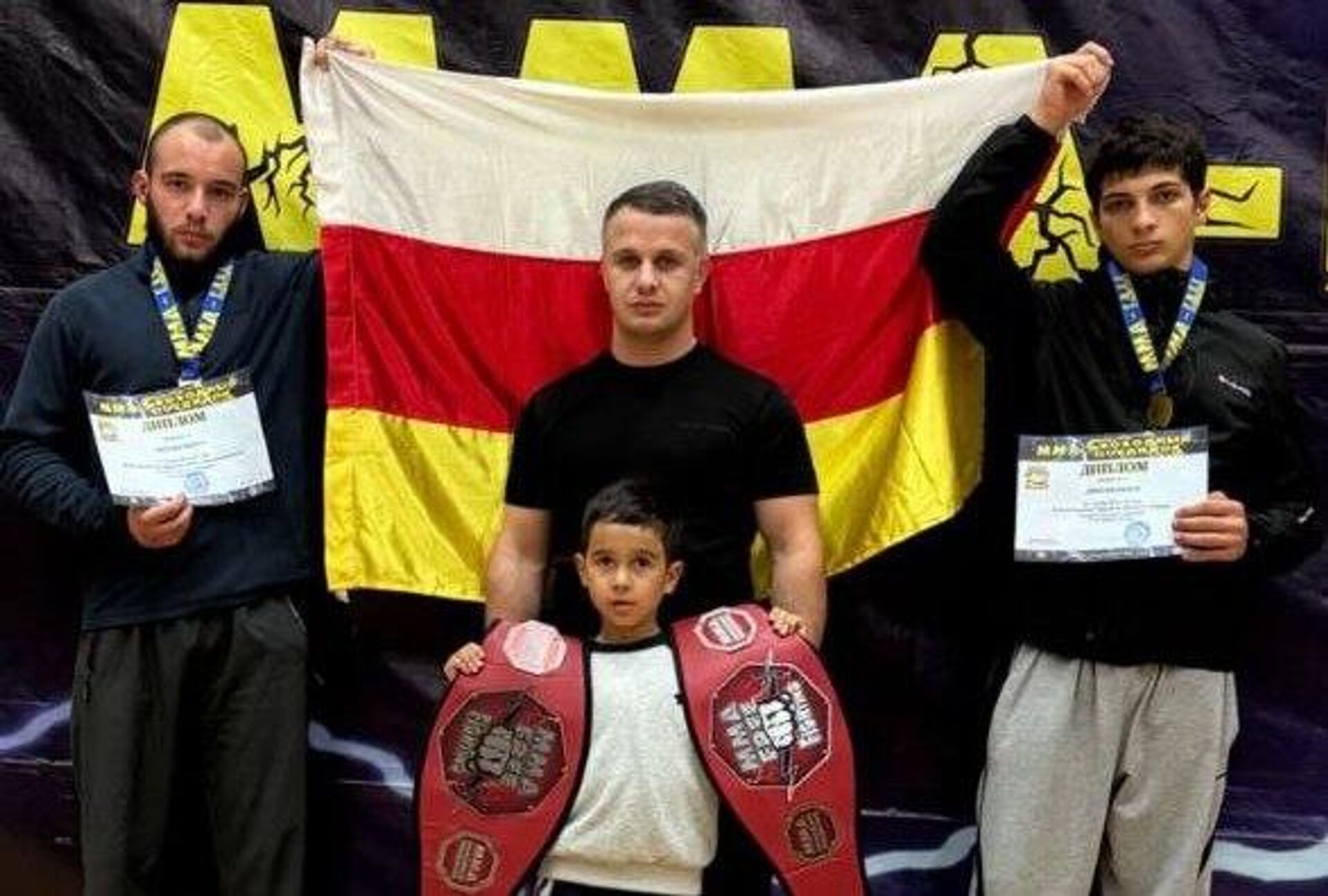 Тренер Вахтанг Валиев со своими подопечными на Международном турнире MMA–Free Fighting в Кисловодске - Sputnik Южная Осетия, 1920, 30.10.2025