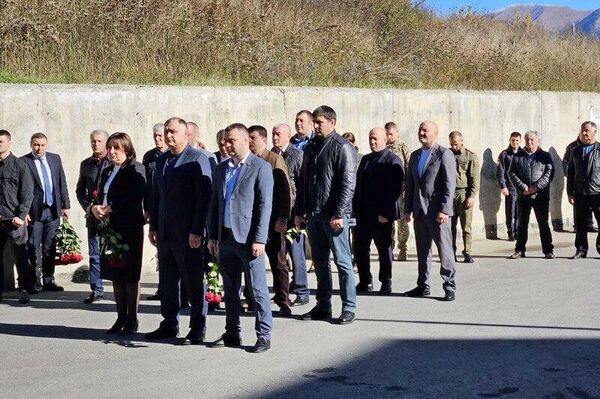 Открытие памятной доски участнику специальной военной операции, уроженцу Дзауского района Ацамазу Джиоеву.  Открытие памятной доски участнику специальной военной операции, уроженцу Дзауского района Ацамазу Джиоеву.  - Sputnik Южная Осетия