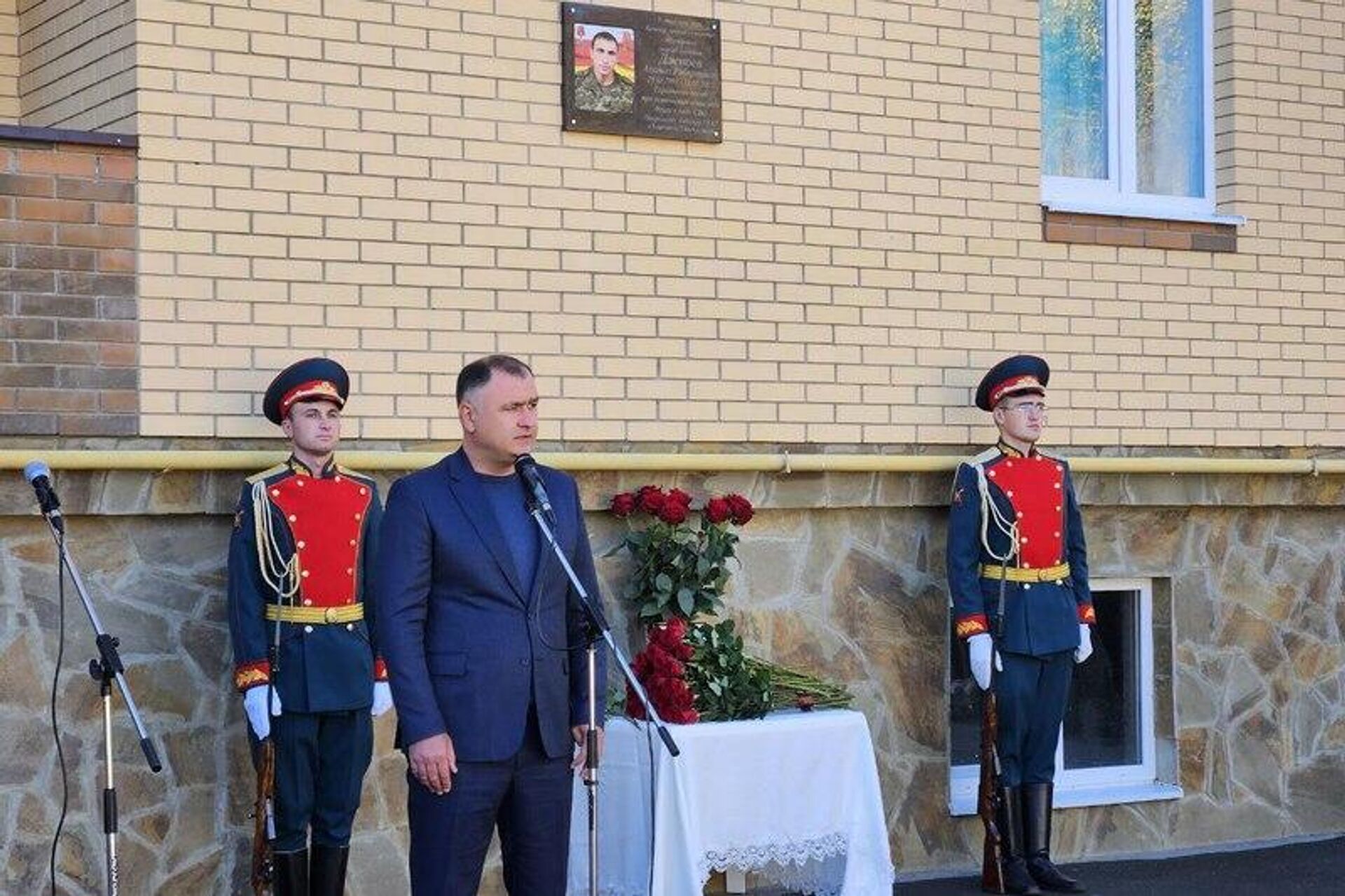 Открытие памятной доски участнику специальной военной операции, уроженцу Дзауского района Ацамазу Джиоеву.  Открытие памятной доски участнику специальной военной операции, уроженцу Дзауского района Ацамазу Джиоеву.  - Sputnik Южная Осетия, 1920, 31.10.2025