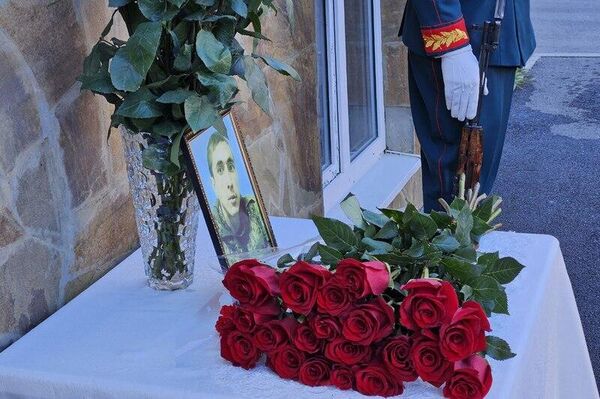 Открытие памятной доски участнику специальной военной операции, уроженцу Дзауского района Ацамазу Джиоеву.  Открытие памятной доски участнику специальной военной операции, уроженцу Дзауского района Ацамазу Джиоеву.  - Sputnik Южная Осетия