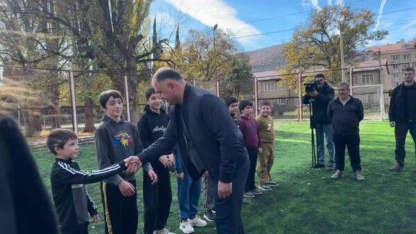 Президент Алан Гаглоев посетил обновленное футбольное поле в Ленингорском парке культуры и отдыха - Sputnik Южная Осетия